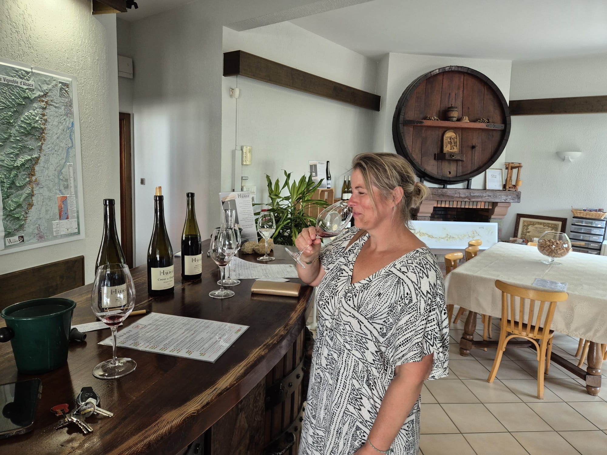 Véronique proeft een glas wijn aan de proeftafel van Domaine Hurst in de Elzas