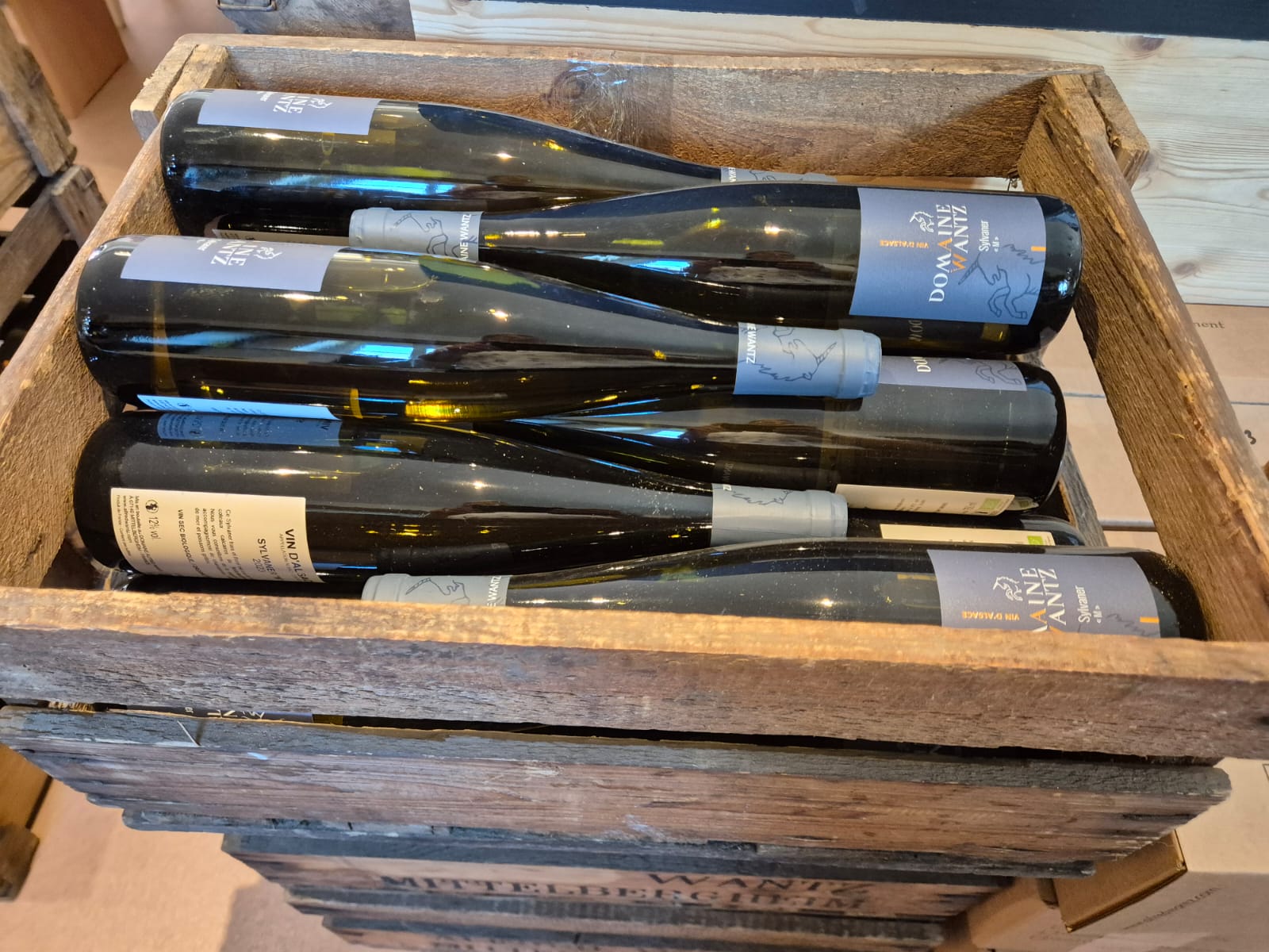 Houten kist met flessen Sylvaner van Domaine Wantz uit Mittelbergheim
